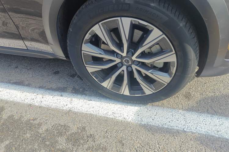 Used Volvo V90 2022 Cross Country B5 AWD Smart Range Edition Right Front Wheel Hub