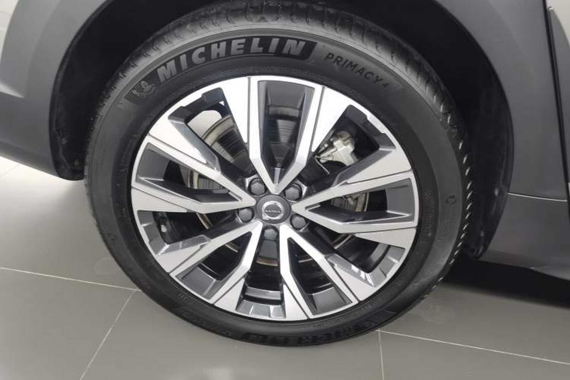 Used Volvo V90 2022 Cross Country B5 AWD Smart Range Edition Right Rear Wheel Hub