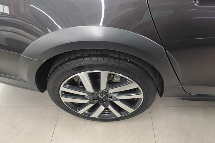 Used Volvo V90 2022 Cross Country B5 AWD Prestige Edition Right Rear Wheel Hub