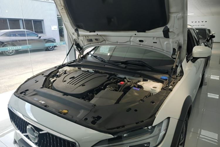Used Volvo V90 2022 Cross Country B5 AWD Smart Range Edition Engine Bay
