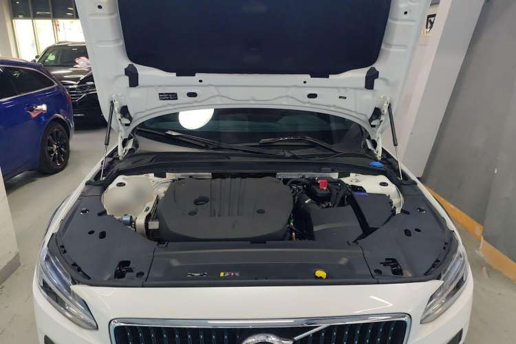 Used Volvo V90 2022 Cross Country B5 AWD Smart Range Edition Engine Bay