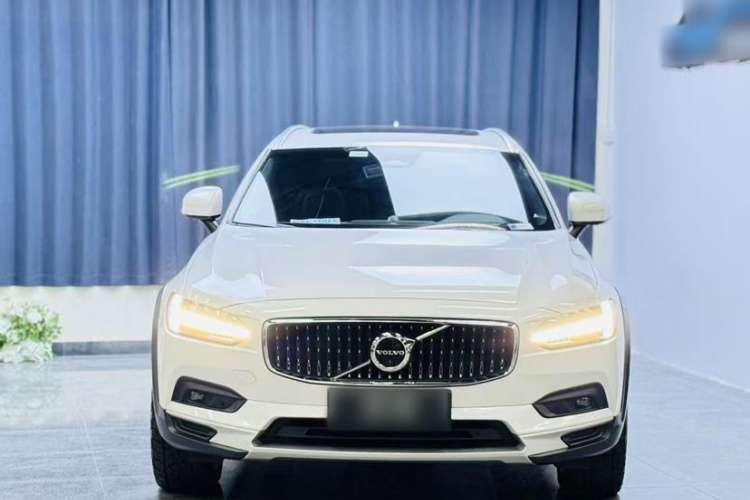 Used Volvo V90 2022 Cross Country B5 AWD Prestige Edition Exterior 1