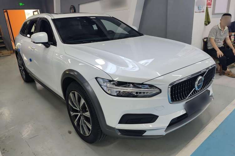 Used Volvo V90 2022 Cross Country B5 AWD Smart Range Edition Exterior 2