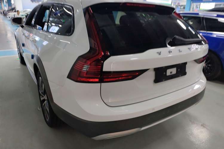 Used Volvo V90 2022 Cross Country B5 AWD Smart Range Edition Exterior 3