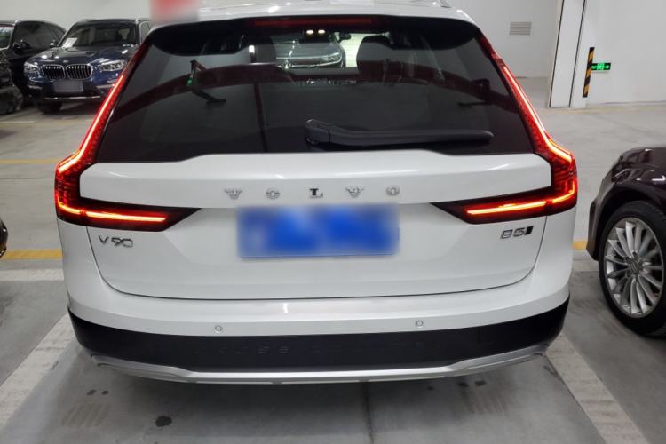 Used Volvo V90 2022 Cross Country B5 AWD Smart Range Edition Exterior 4
