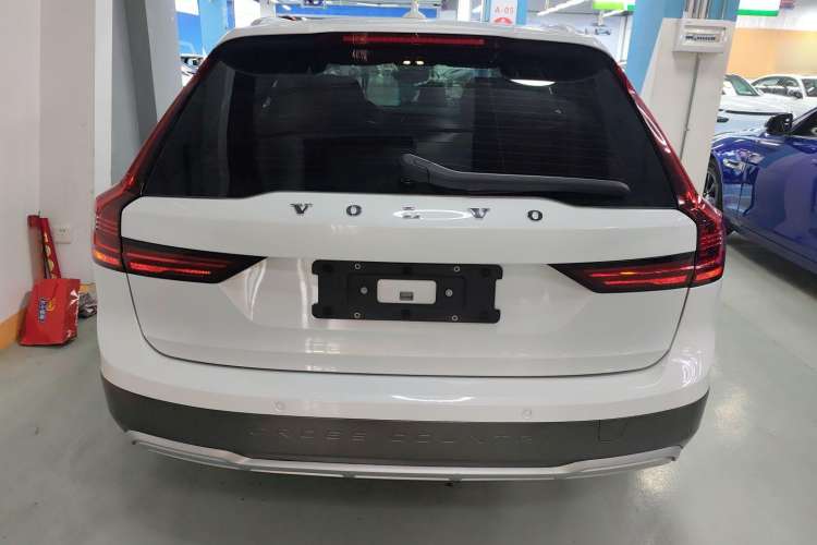 Used Volvo V90 2022 Cross Country B5 AWD Smart Range Edition Exterior 4