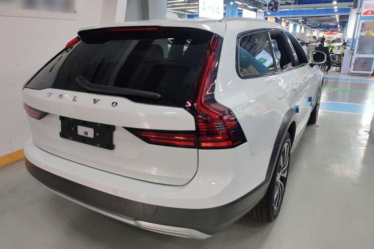 Used Volvo V90 2022 Cross Country B5 AWD Smart Range Edition Exterior 5
