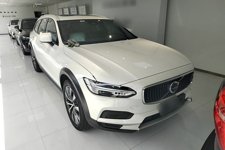 Used Volvo V90 2022 Cross Country B5 AWD Smart Range Edition Front Right 45 Deg