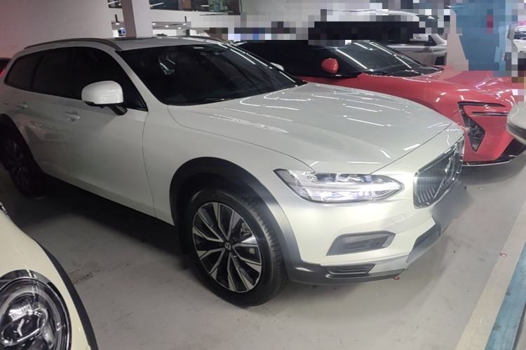 Used Volvo V90 2022 Cross Country B5 AWD Smart Range Edition Front Right 45 Deg