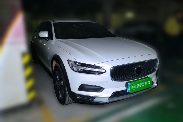 Used Volvo V90 2022 Cross Country B5 AWD Smart Range Edition Front Right 45 Deg