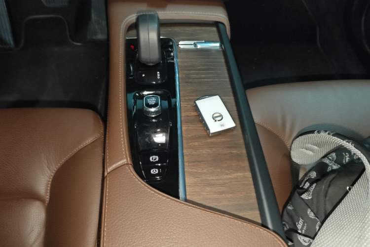 Used Volvo V90 2022 Cross Country B5 AWD Smart Range Edition Gear Lever