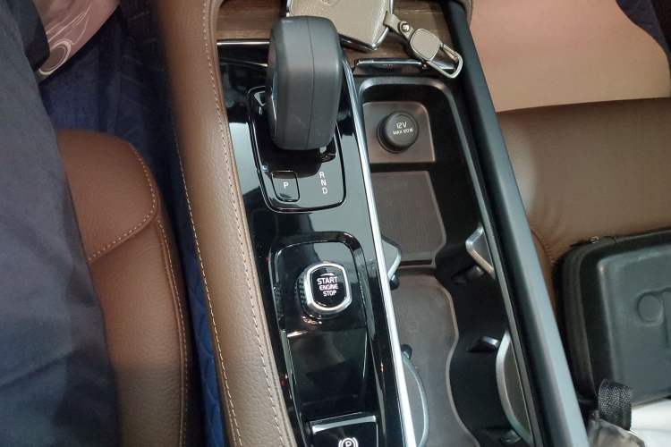 Used Volvo V90 2022 Cross Country B5 AWD Smart Range Edition Gear Lever