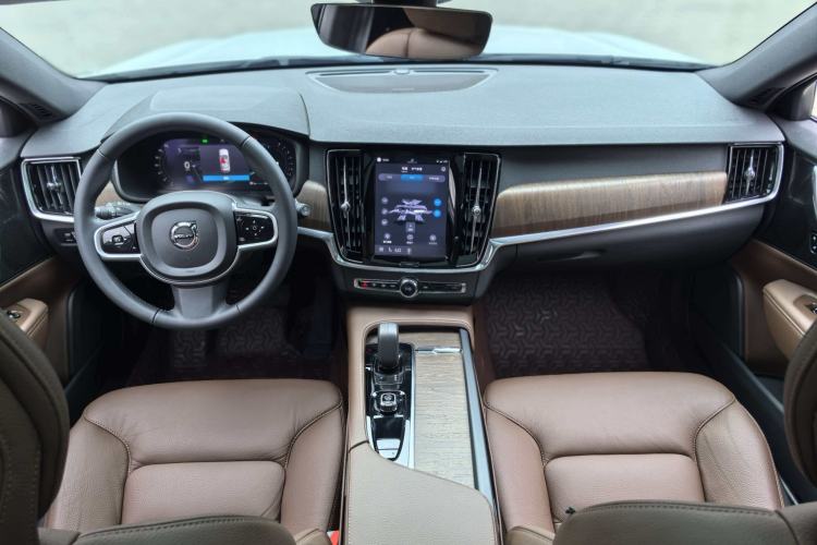 Used Volvo V90 2022 Cross Country B5 AWD Smart Range Edition Interior 2