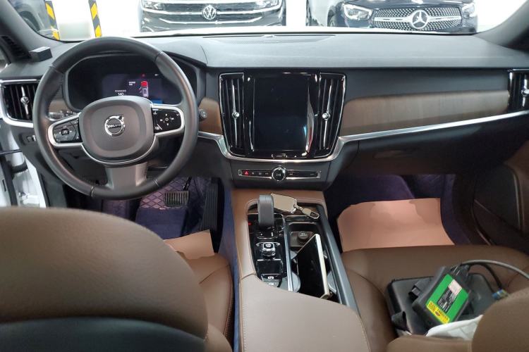 Used Volvo V90 2022 Cross Country B5 AWD Smart Range Edition Interior 2