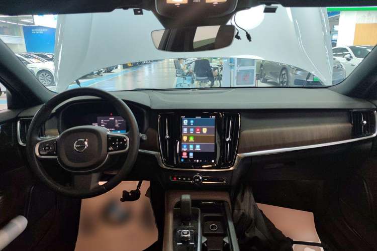 Used Volvo V90 2022 Cross Country B5 AWD Smart Range Edition Interior 2