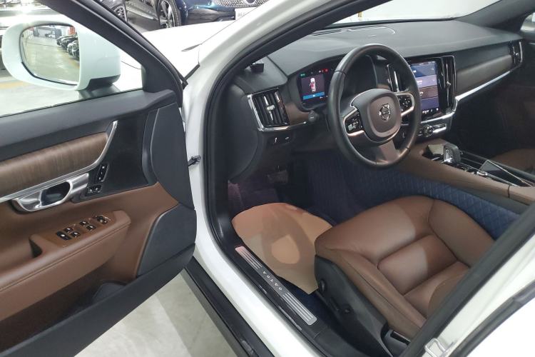Used Volvo V90 2022 Cross Country B5 AWD Smart Range Edition Interior 3