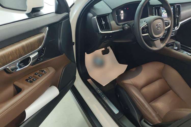 Used Volvo V90 2022 Cross Country B5 AWD Smart Range Edition Interior 3