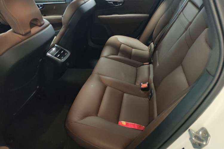 Used Volvo V90 2022 Cross Country B5 AWD Smart Range Edition Interior 4