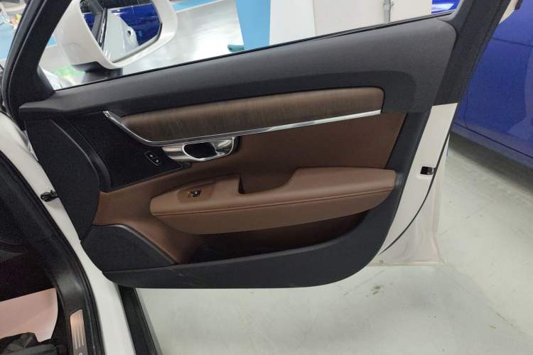 Used Volvo V90 2022 Cross Country B5 AWD Smart Range Edition Interior 5