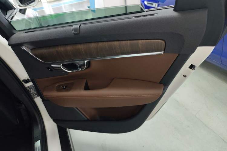 Used Volvo V90 2022 Cross Country B5 AWD Smart Range Edition Interior 6