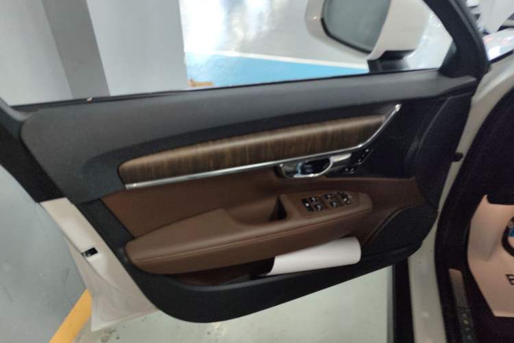 Used Volvo V90 2022 Cross Country B5 AWD Smart Range Edition Interior 7