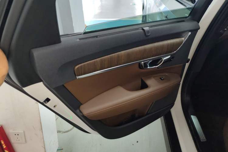 Used Volvo V90 2022 Cross Country B5 AWD Smart Range Edition Interior 8