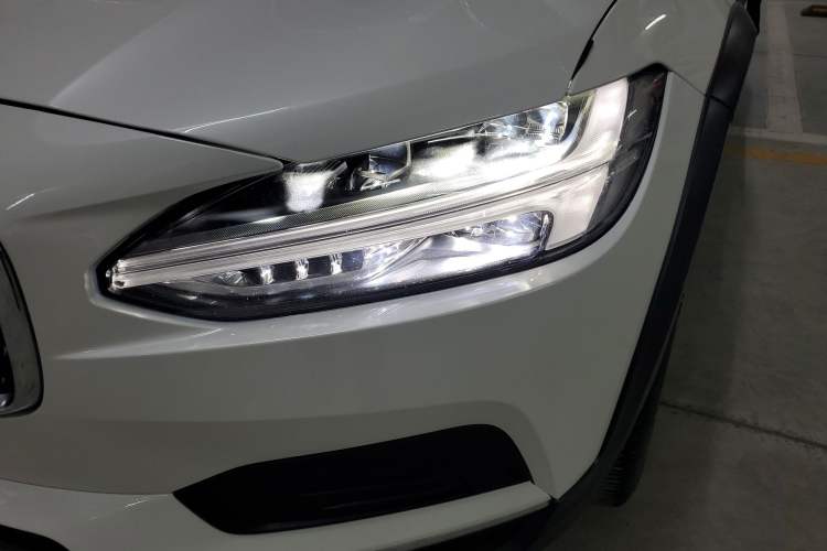 Used Volvo V90 2022 Cross Country B5 AWD Smart Range Edition Left Front Headlight