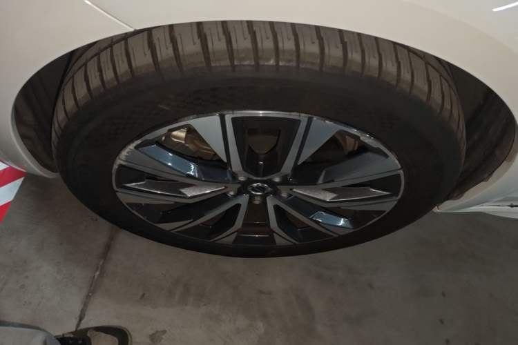 Used Volvo V90 2022 Cross Country B5 AWD Smart Range Edition Left Front Wheel Hub