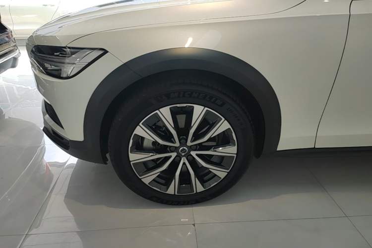 Used Volvo V90 2022 Cross Country B5 AWD Smart Range Edition Left Front Wheel Hub
