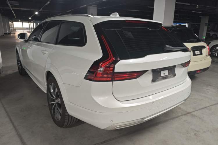 Used Volvo V90 2022 Cross Country B5 AWD Smart Range Edition Rear Left 45 Deg