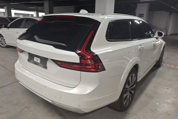 Used Volvo V90 2022 Cross Country B5 AWD Smart Range Edition Rear Right 45 Deg