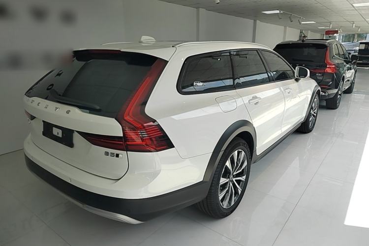 Used Volvo V90 2022 Cross Country B5 AWD Smart Range Edition Rear Right 45 Deg