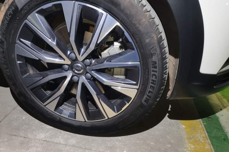 Used Volvo V90 2022 Cross Country B5 AWD Smart Range Edition Right Front Wheel Hub