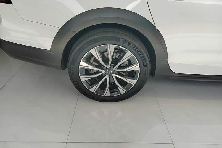 Used Volvo V90 2022 Cross Country B5 AWD Smart Range Edition Right Rear Wheel Hub
