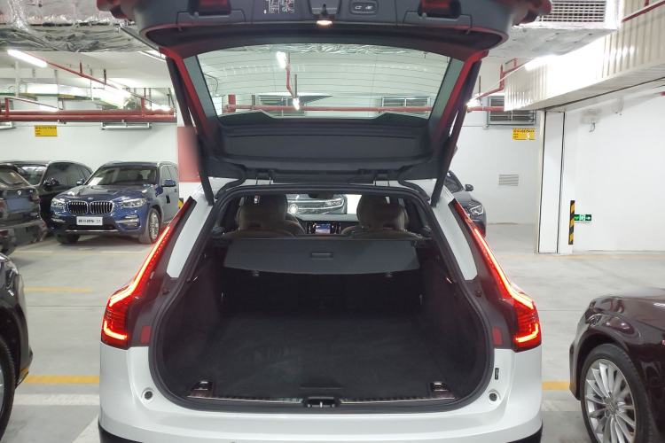 Used Volvo V90 2022 Cross Country B5 AWD Smart Range Edition Trunk