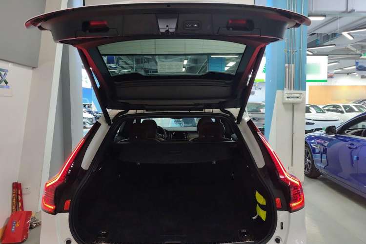 Used Volvo V90 2022 Cross Country B5 AWD Smart Range Edition Trunk