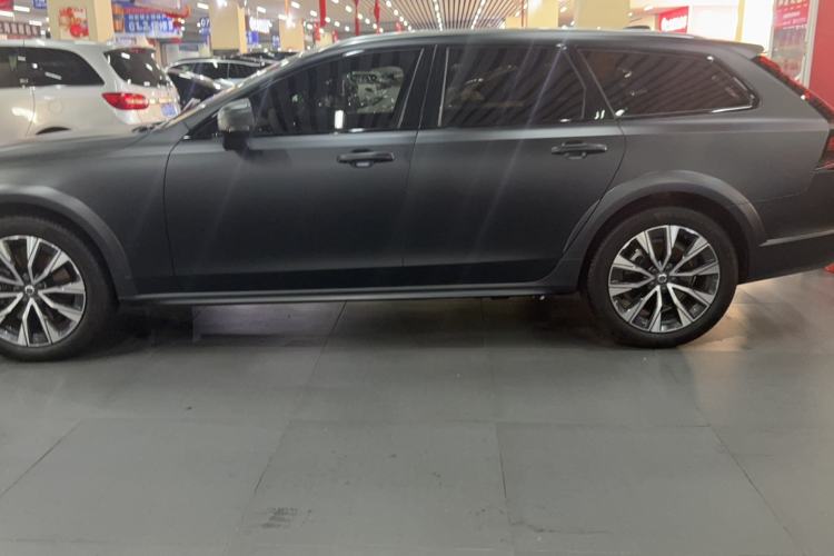 Used Volvo V90 2023 Cross Country B5 AWD Smart Range Edition Exterior 4