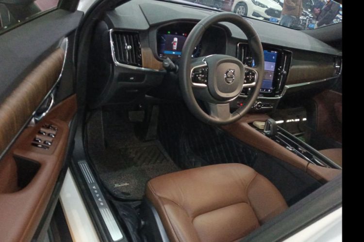 Used Volvo V90 2023 Cross Country B5 AWD Smart Range Edition Interior 1
