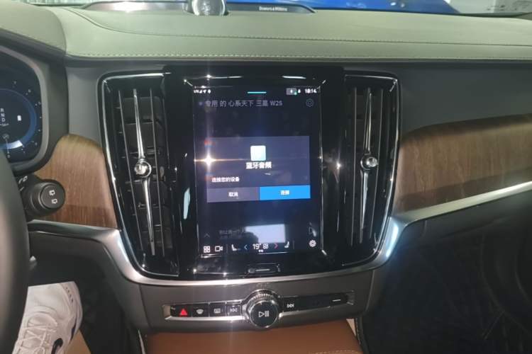 Used Volvo V90 2023 Cross Country B5 AWD Prestige Edition Audio And AC Panel