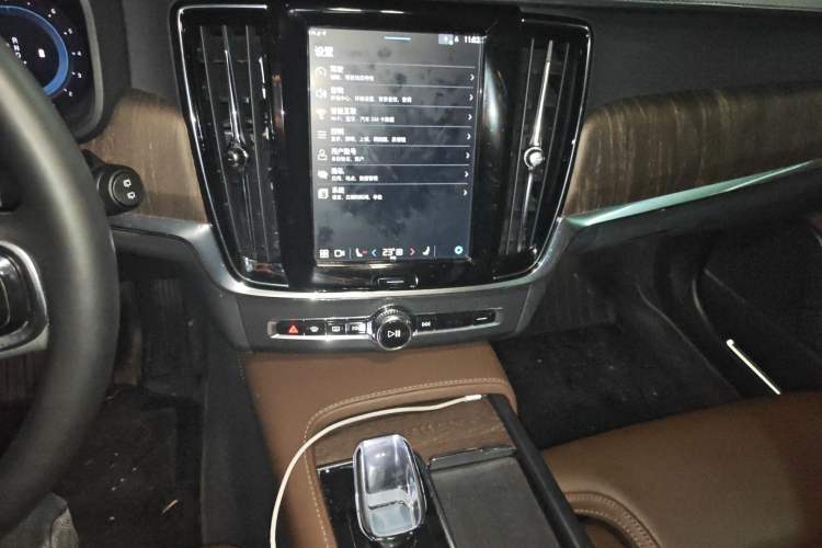 Used Volvo V90 2023 Cross Country B5 AWD Prestige Edition Audio And AC Panel
