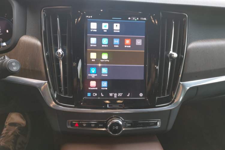 Used Volvo V90 2023 Cross Country B5 AWD Smart Range Edition Audio And AC Panel