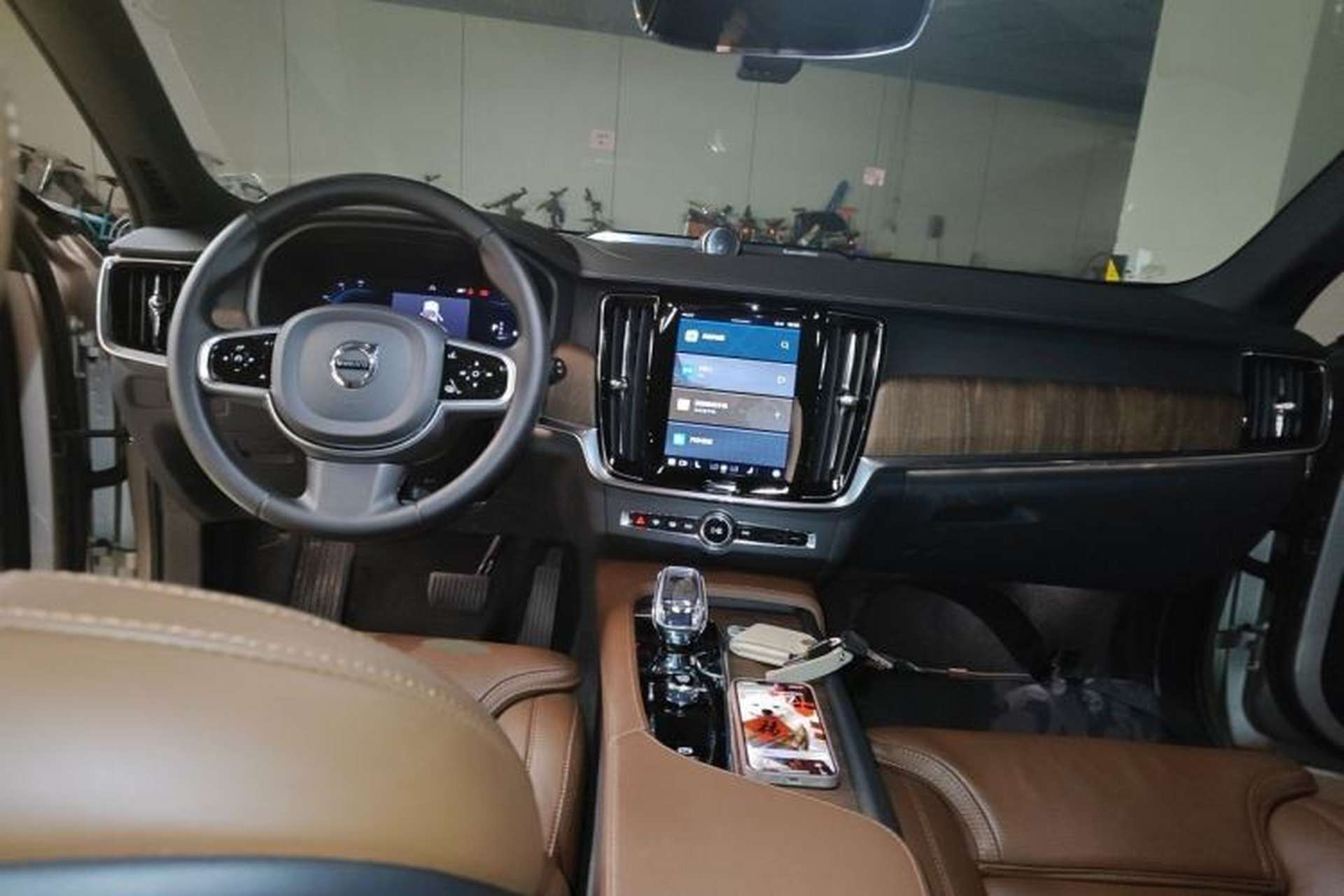 Used Volvo V90 2023 Cross Country B5 AWD Prestige Edition Center Console