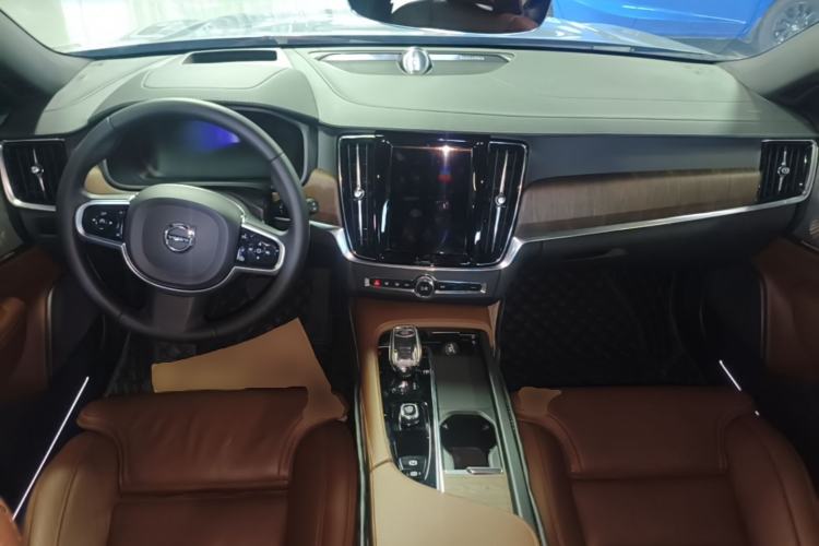 Used Volvo V90 2023 Cross Country B5 AWD Prestige Edition Center Console