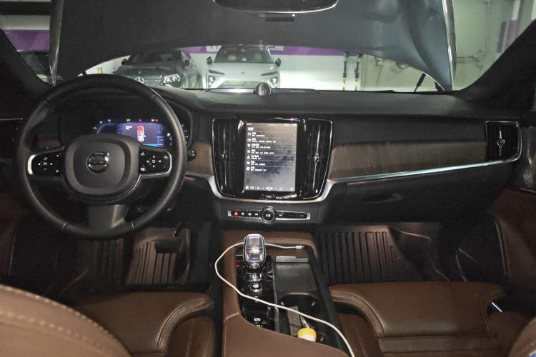Used Volvo V90 2023 Cross Country B5 AWD Prestige Edition Center Console