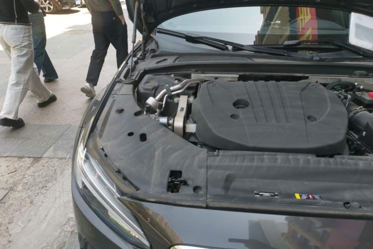 Used Volvo V90 2023 Cross Country B5 AWD Smart Range Edition Engine Bay Right