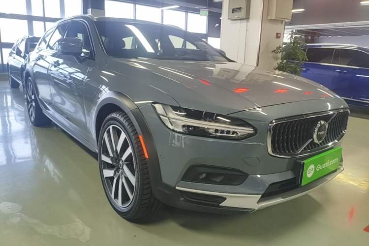 Used Volvo V90 2023 Cross Country B5 AWD Prestige Edition Front Right 45 Deg