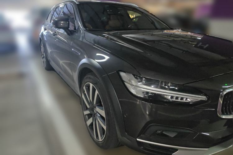 Used Volvo V90 2023 Cross Country B5 AWD Prestige Edition Front Right 45 Deg