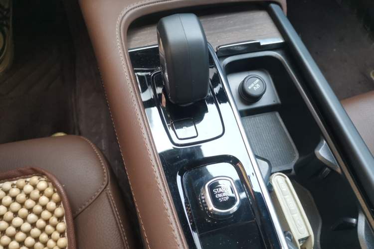 Used Volvo V90 2023 Cross Country B5 AWD Smart Range Edition Gear Lever