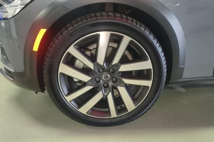 Used Volvo V90 2023 Cross Country B5 AWD Prestige Edition Left Front Wheel Hub