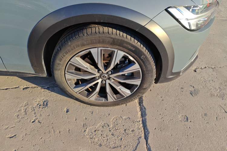 Used Volvo V90 2023 Cross Country B5 AWD Smart Range Edition Right Front Wheel Hub